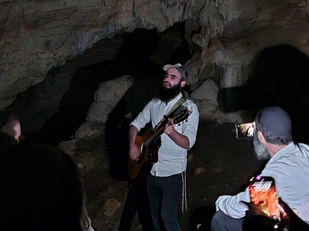הופעה במערה